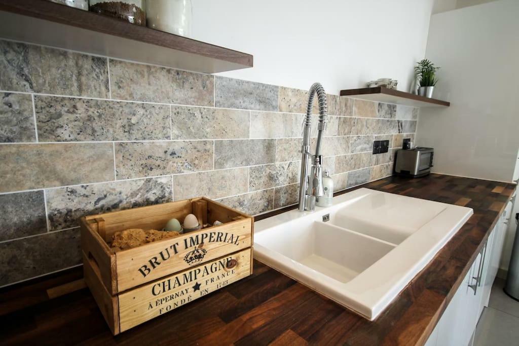 Clover Cottage Beeley Экстерьер фото
